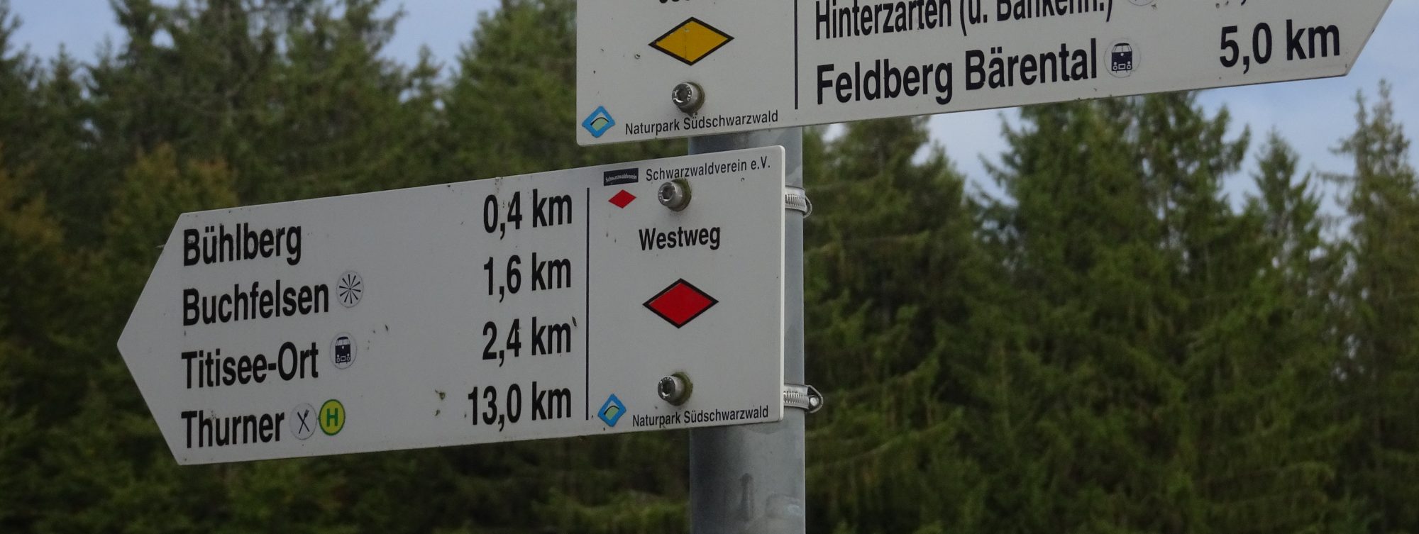 Wegweiser des Schwarzwaldvereins. Foto: Chondriammos (CC BY-SA)