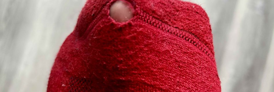 Rote Wandersocke mit Loch