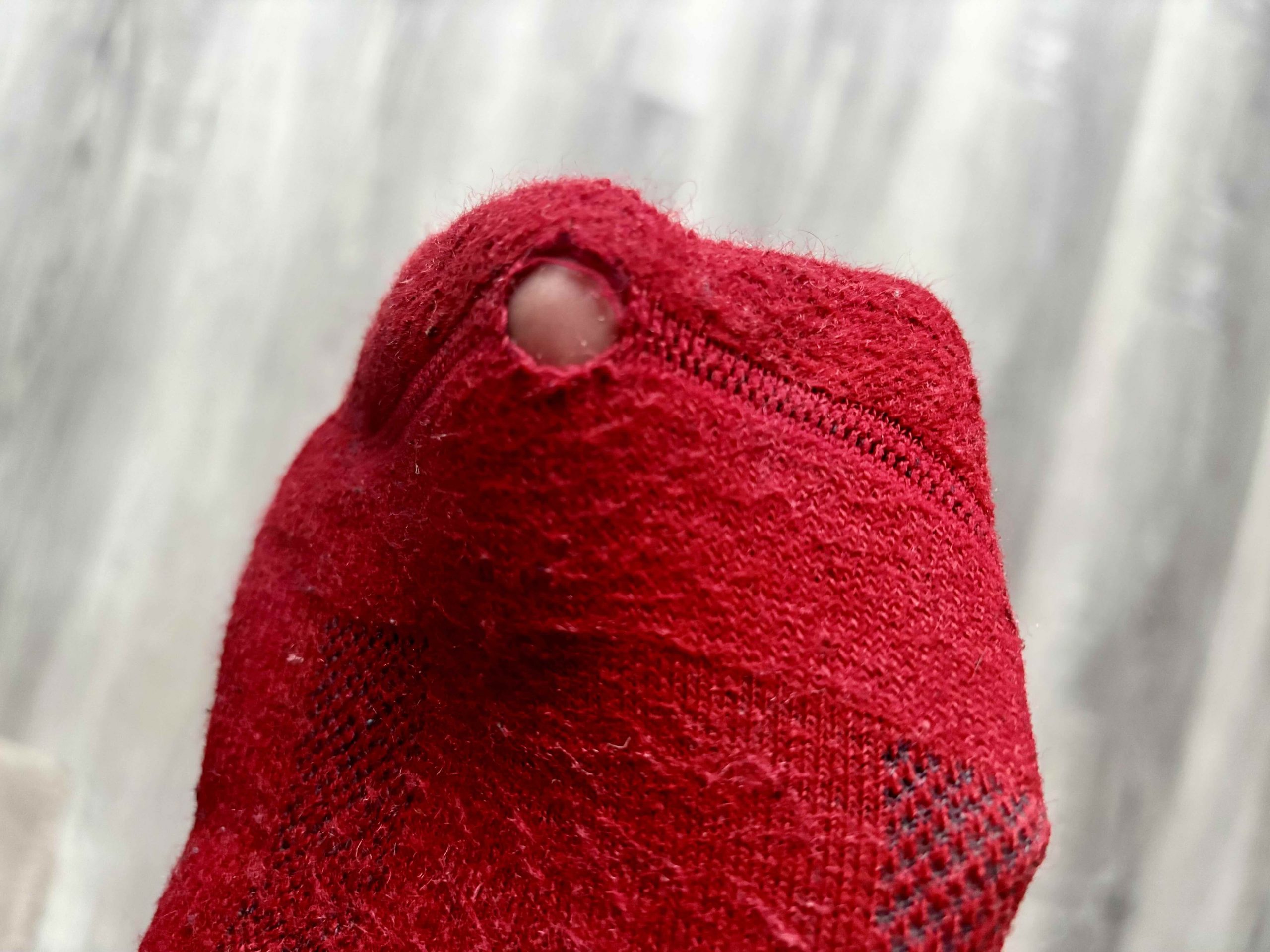 Rote Wandersocke mit Loch